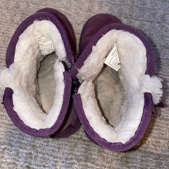 Koolaburra by Ugg purple size 1 boots
Zipper on inside and satin bow on outside. - Picture 8 of 10